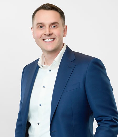 Blomquist_Davis_Headshot_wide_1